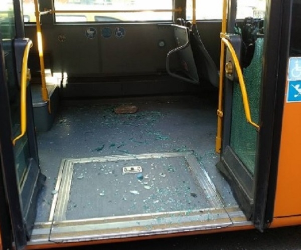 Вандал изпотроши столичен автобус, хвърли плоча на сантиметри от лицето на пътник (СНИМКИ)