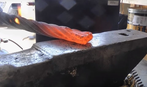 Уникално ВИДЕО показва как се създава нож от стоманено въже
