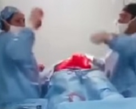 Хирург се снима на ВИДЕО (18+) как по време на операция размахва парче кожа и тлъстини на  пациентка