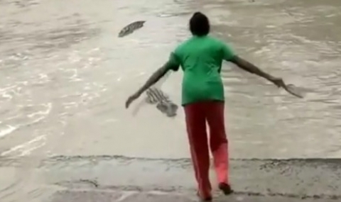 Вижте особения начин, по който жена подплаши крокодил (ВИДЕО)
