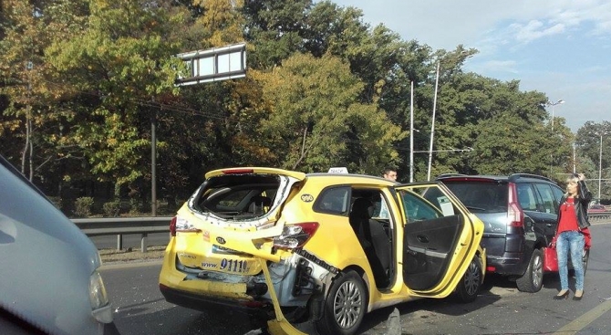 Верижна катастрофа с две коли и такси на бул. "Цариградско шосе" в София (СНИМКА)