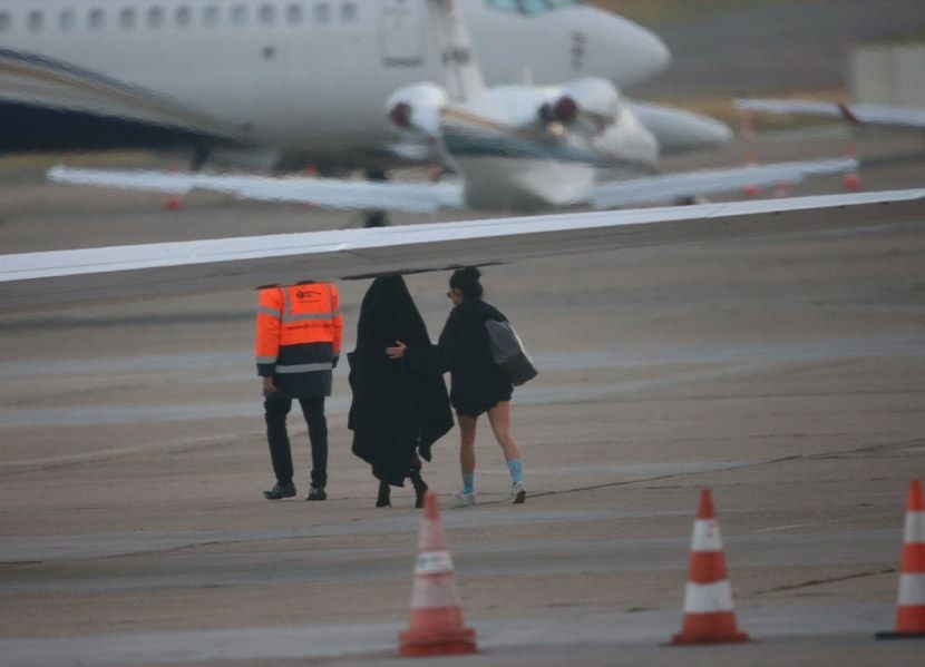 Още не могат да сметнат колко имане е задигнато от Ким Кардашиян, тя избяга, забулена с бурка, с частен самолет (СНИМКИ/ВИДЕО)