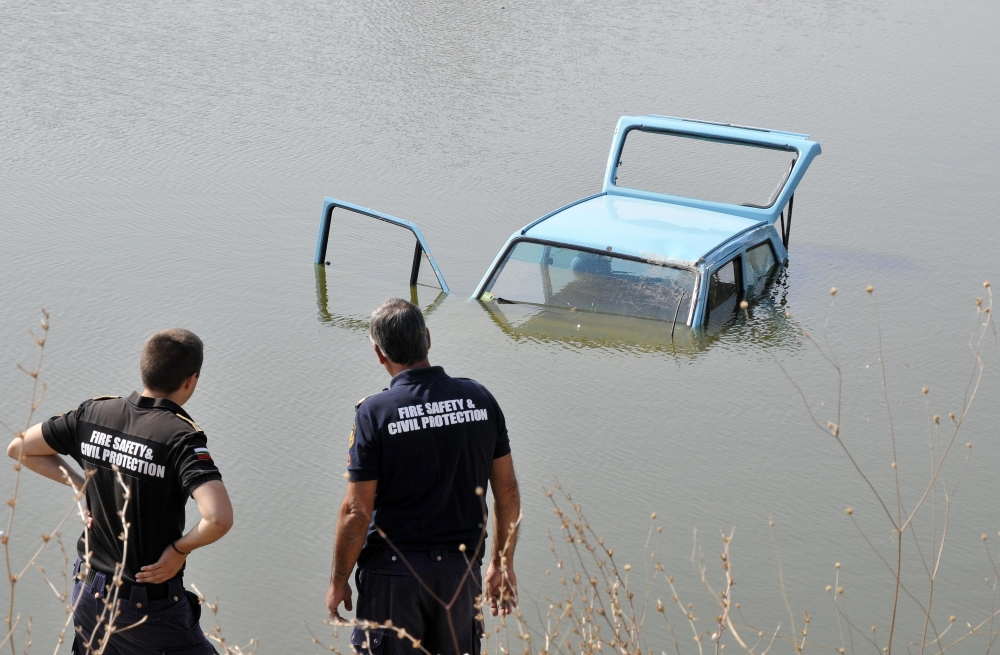 Автоджамбази обърнаха крадена кола в язовир край Хасково (СНИМКИ)