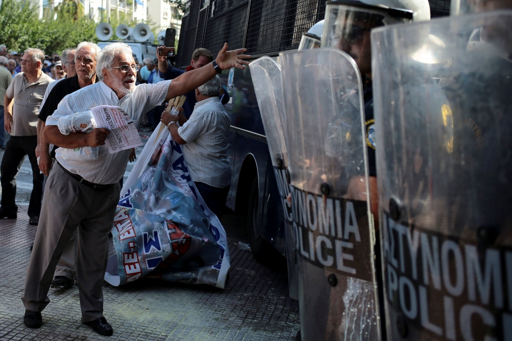 В Гърция става страшно! Полицията се изправи срещу възрастните хора (СНИМКИ)
