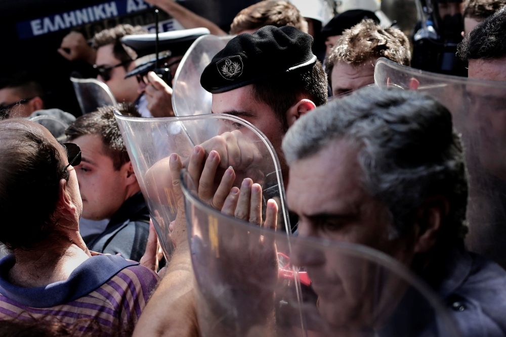 В Гърция става страшно! Полицията се изправи срещу възрастните хора (СНИМКИ)
