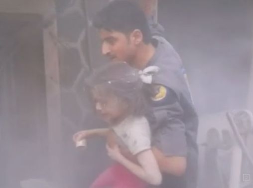 Не е за хора със слаби сърца: Спасяването на деца от разрушена сграда в Сирия (ВИДЕО)