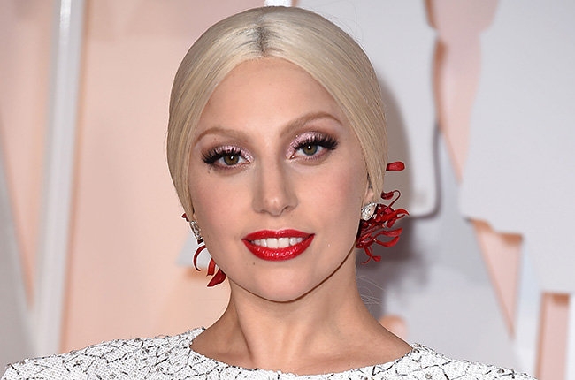 Лейди Гага ще прави концерти в... квартални барове