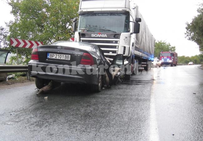 Първи СНИМКИ от смразяващия удар на кола в ТИР край Ребърково!