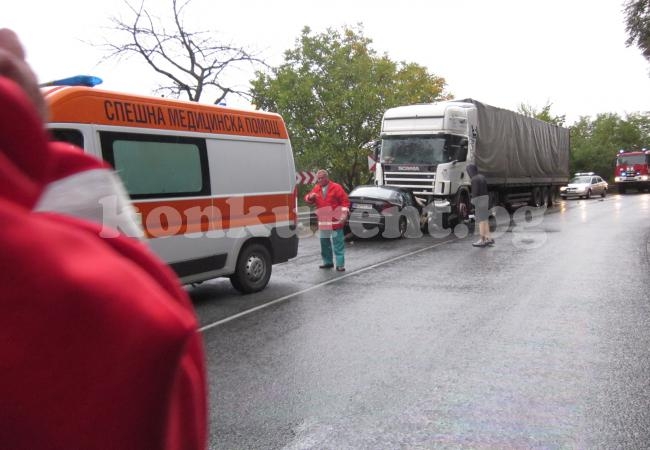 Първи СНИМКИ от смразяващия удар на кола в ТИР край Ребърково!