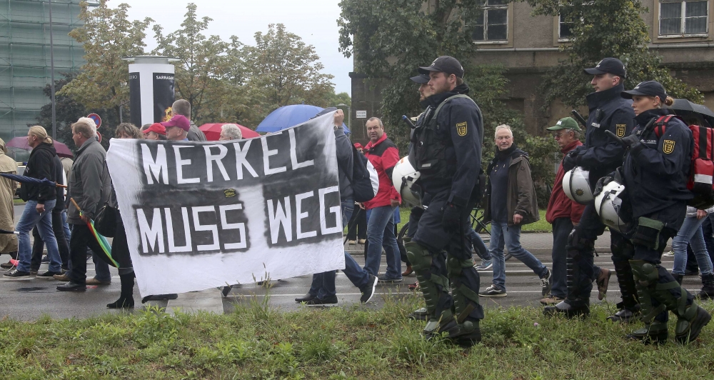 Недоволството в Германия ескалира! Лозунги "Меркел - в Сибир! Путин - в Берлин!" се развяха в Дрезден (СНИМКИ)