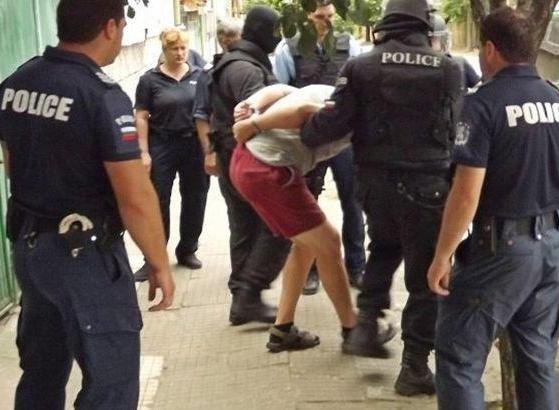 Бургаски полицаи удариха наркоквартира в центъра