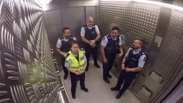 Вижте уникално музикално изпълнение на 7 полицаи в асансьор (ВИДЕО)