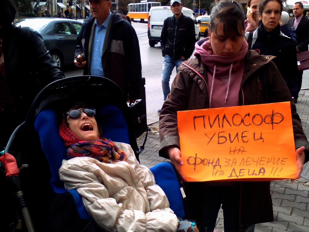 Десетки майки проплакаха: Пилософ убиец на Фонда за лечение на деца (СНИМКИ)