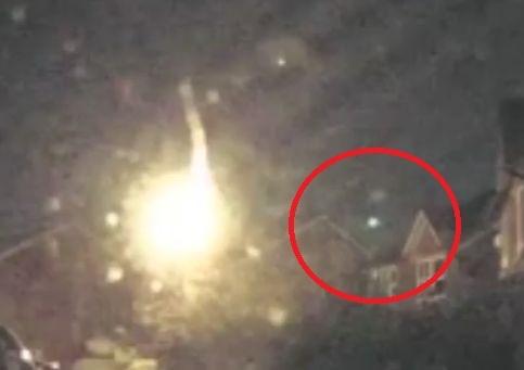 НЛО с опашка патрулира в нощното небе над Болтън (ВИДЕО)