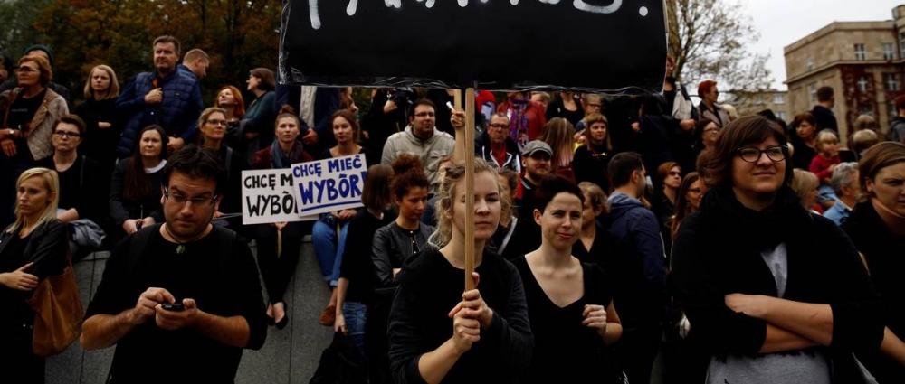 New Europe: След масовите протести полското правителство отказа да подкрепи пълната забрана за аборти
