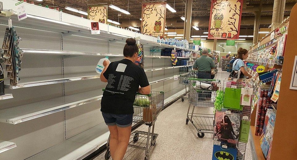 Във Флорида се подготвят за апокалипсиса! Магазините са празни, къщите са барикадирани, започва евакуация на над 1 млн. души (СНИМКИ)