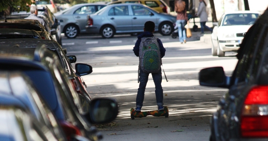 А някои ходят на училище така! Къде им е мястото – на платното, на тротоара или на велоалеята? (СНИМКА)