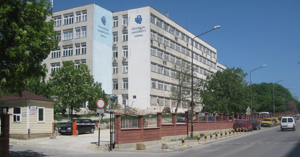 Кунева разпореди проверки за придобиването на академични степени в два университета
