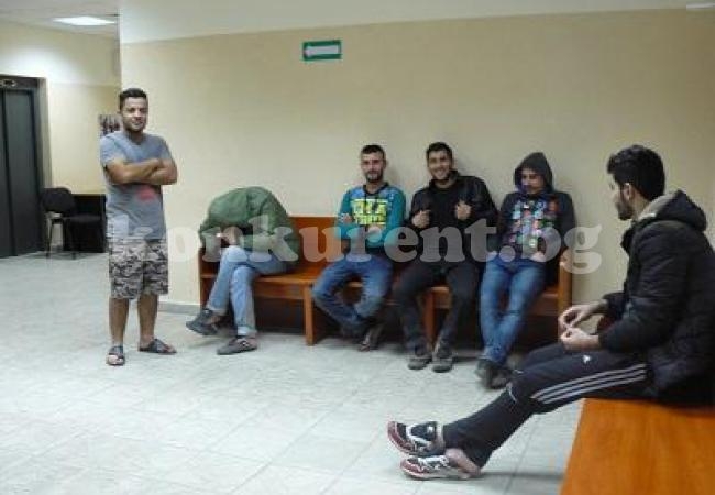Иракски мигранти напълниха съда в Козлодуй (СНИМКА)