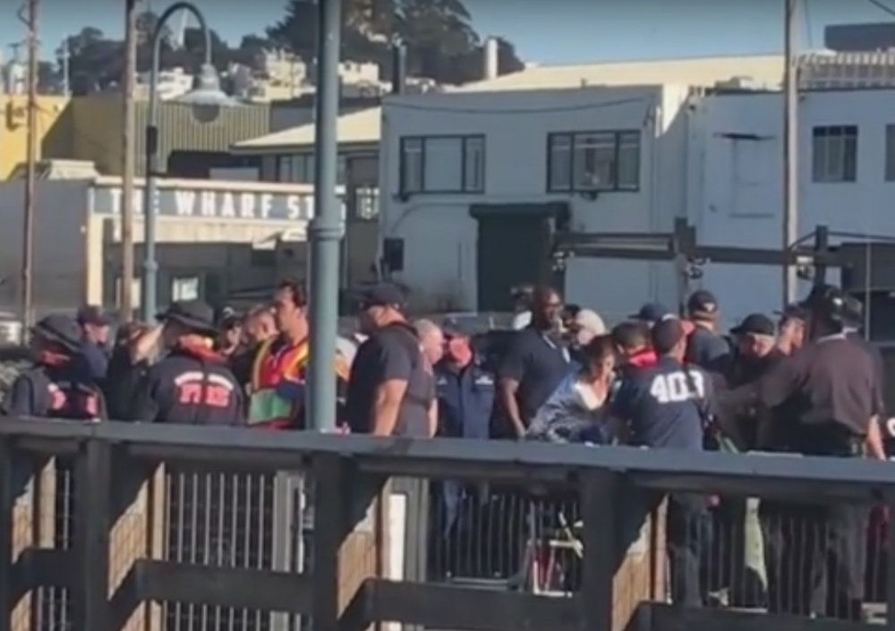 Катер с 30 души на борда се преобърна край Сан Франциско (ВИДЕО)