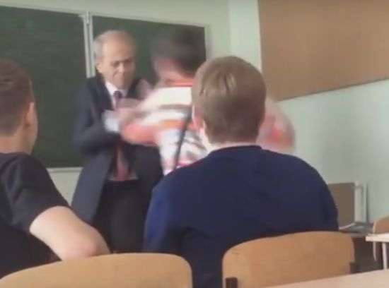 Ученик скочи с юмруци на възрастния си преподавател, но последва нещо неочаквано (ВИДЕО 18+)