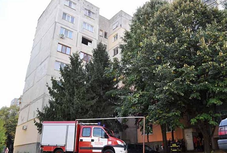 Експлозия разтърси цял квартал в Разград, стъкла хвърчат във всички посоки  (СНИМКИ)