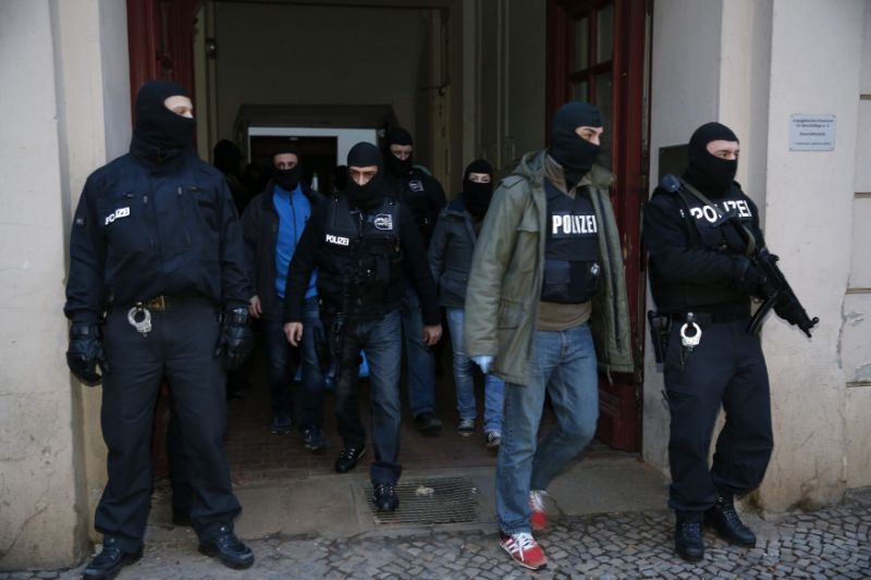 Страх от тероризъм скова Германия! Полицаи с автомати пазят летища и гари