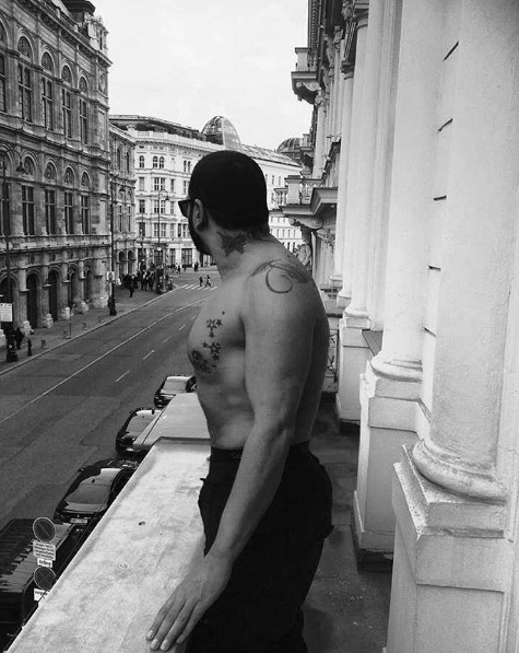 Първо в БЛИЦ! Азис с полугола снимка от ренесансов балкон във Виена (СНИМКИ 18+)