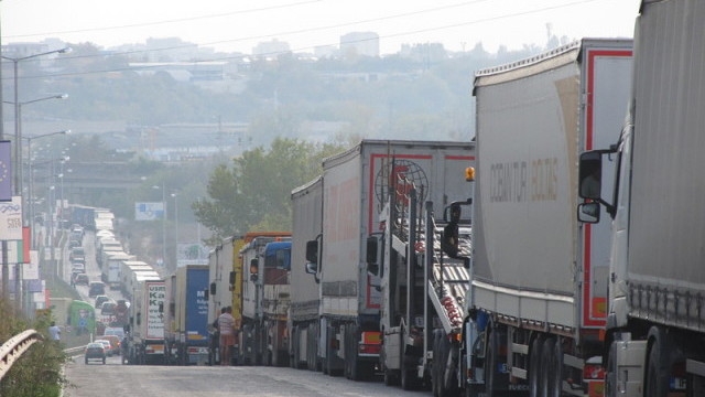7-километрова опашка от тежкотоварни автомобили затапи „Дунав мост 2“