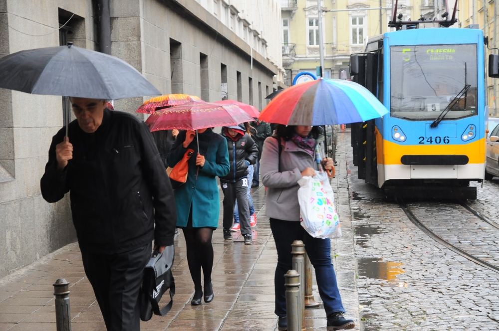 Синоптиците бият тревога: Студът иде! Ето от кога трябва да вадим зимните дрехи и чадъри