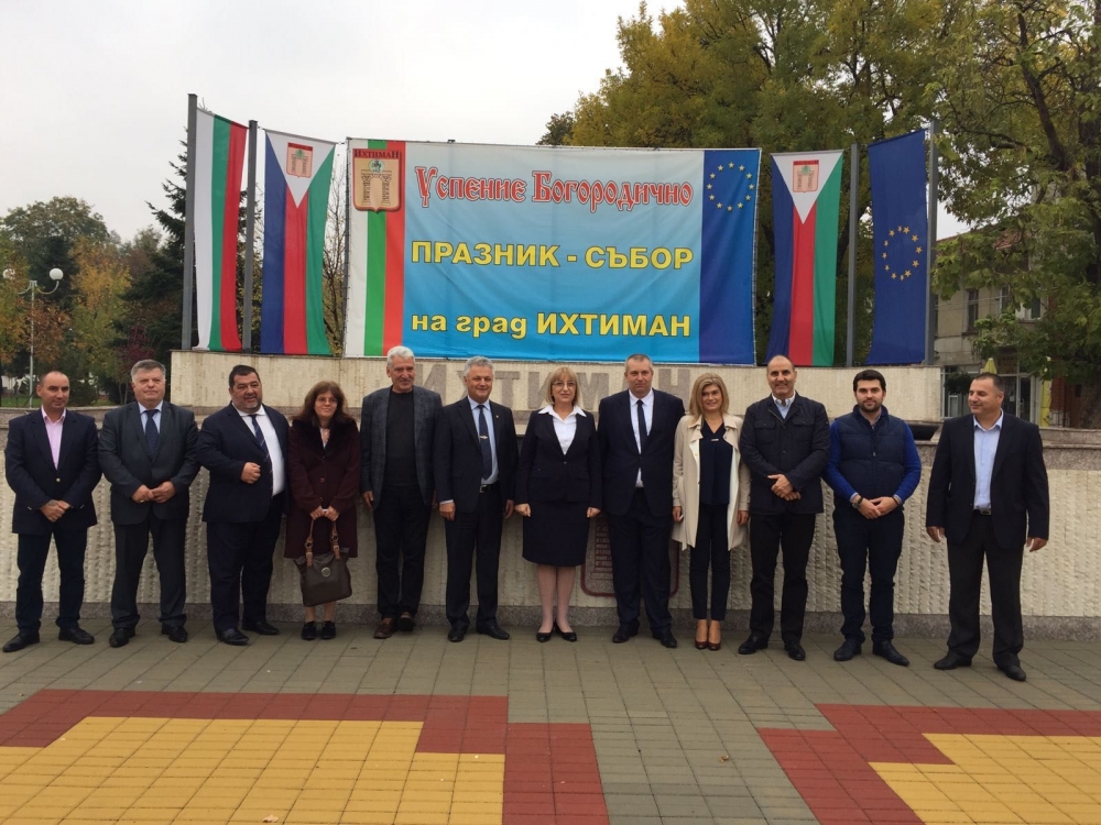 Цветан Цветанов в Ихтиман: Кандидатите на ГЕРБ се връщат при хората и след изборите (СНИМКИ)