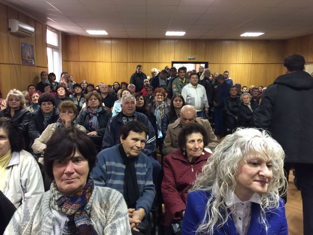 Цветан Цветанов в Ихтиман: Кандидатите на ГЕРБ се връщат при хората и след изборите (СНИМКИ)