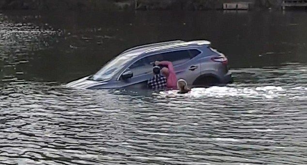 Вижте как трима смелчаци скочиха в езеро и извлякоха мъж от кола, секунди преди да потъне (СНИМКИ/ВИДЕО)