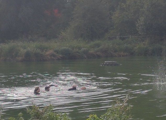 Вижте как трима смелчаци скочиха в езеро и извлякоха мъж от кола, секунди преди да потъне (СНИМКИ/ВИДЕО)