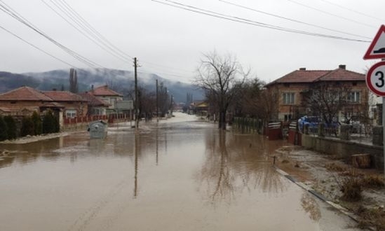 Пътят Добрич - Албена остава затворен заради наводнението