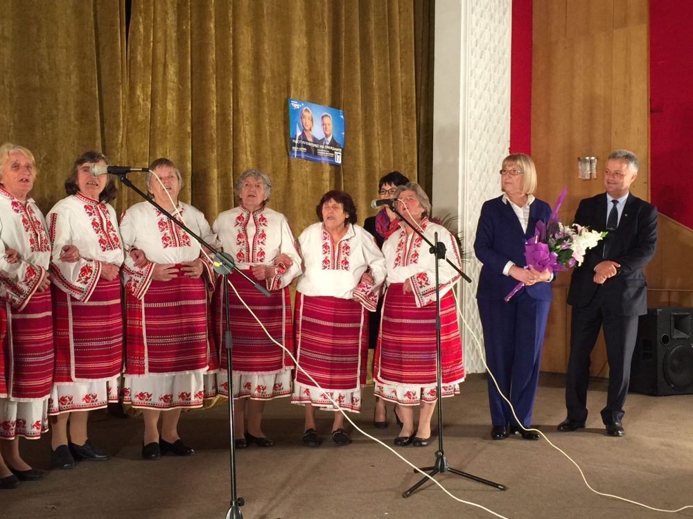 Цачева и Цветанов подаряват нови носии на Черкаските баби