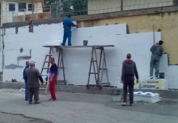 Пълен абсурд: Санират оградата на пловдивския затвор (СНИМКИ)