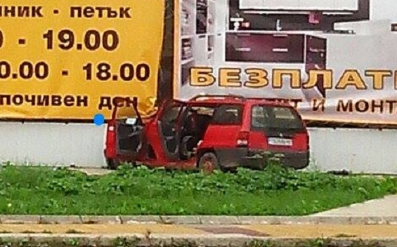 Опел се вряза в магазин в Добрич, шофьорът е мъртъв