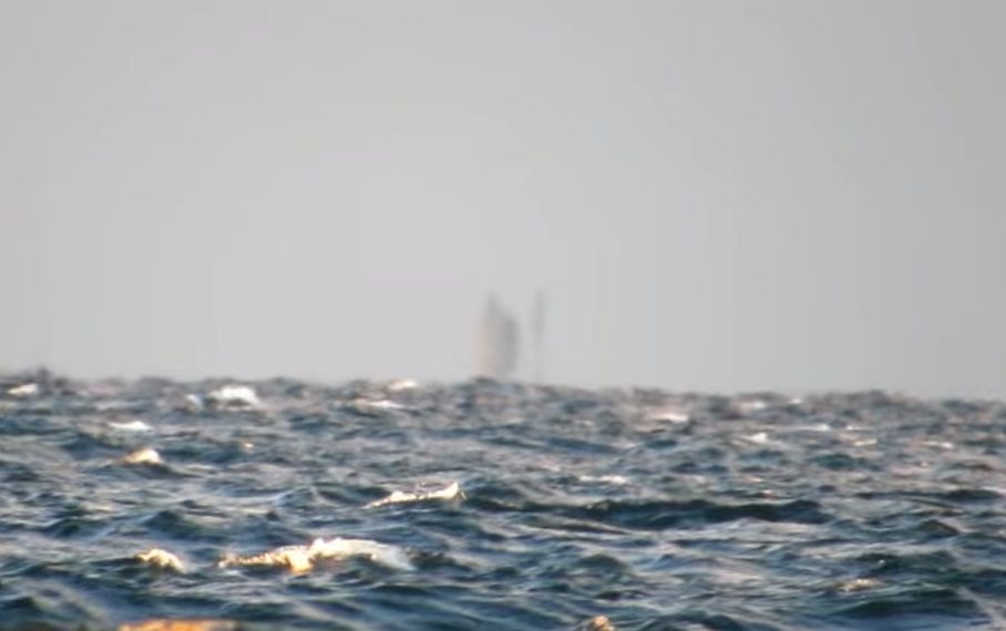 Кораб призрак пори водите на езеро в Северна Америка (ВИДЕО)