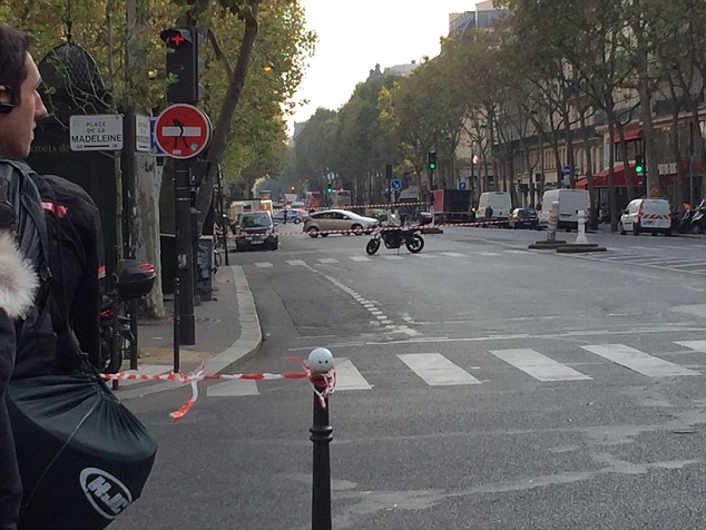 Отцепиха прочут парижки булевард заради бомба