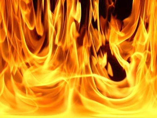 Огнен ад в Благоевград! Eвакуираха хотел, мъж се спасява от пламъците на покрива