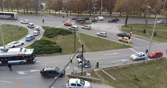 Първи СНИМКИ от брутална катастрофата с шофьорка във Варна!