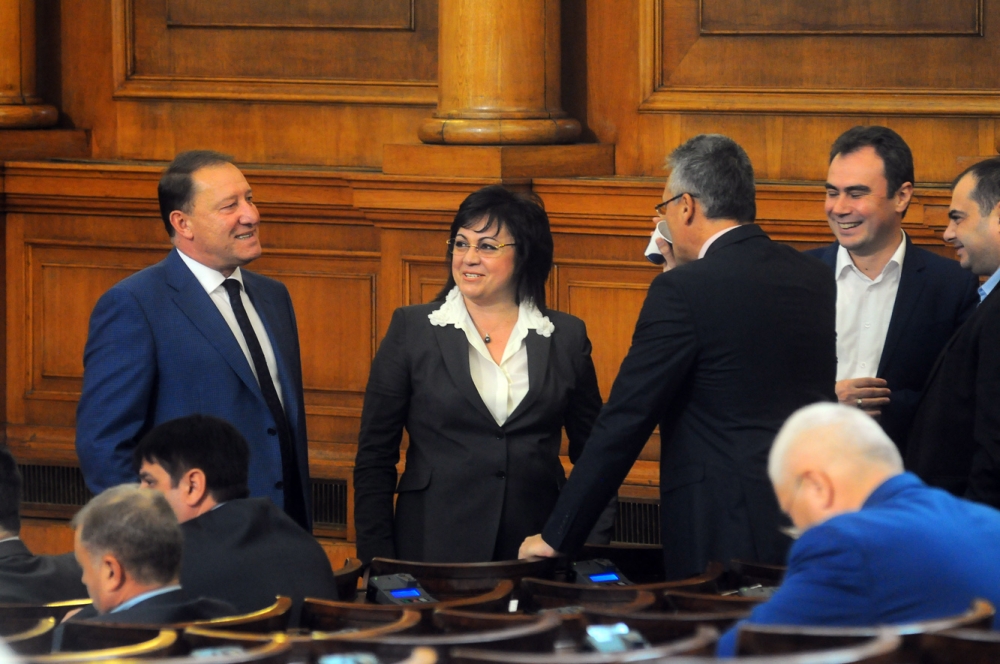 Първо в БЛИЦ: Корнелия Нинова изненадващо свика политическото ръководство на БСП в парламента 