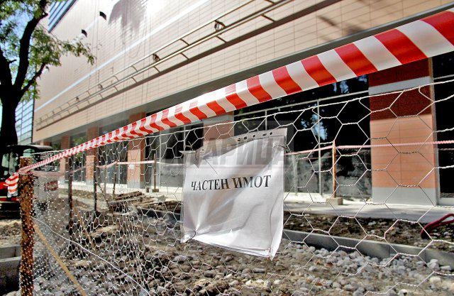 Скандал! Бизнесмен загради терен пред мол в Пловдив (СНИМКИ)