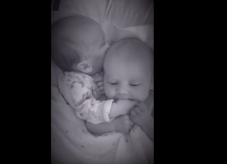 Тя чула бебешки плач и изтичала до стаята си, близнаците били спокойни, но какво видяла на записа от камерата... (ВИДЕО)
