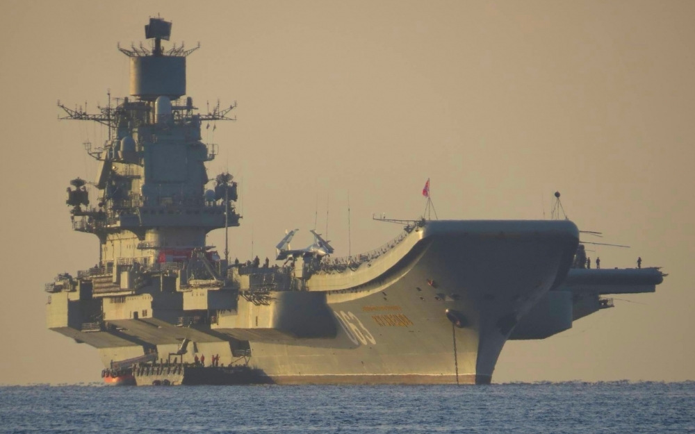 Страшният руски самолетоносач „Адмирал Кузнецов” повежда огромна армада към Сирия (ВИДЕО) 