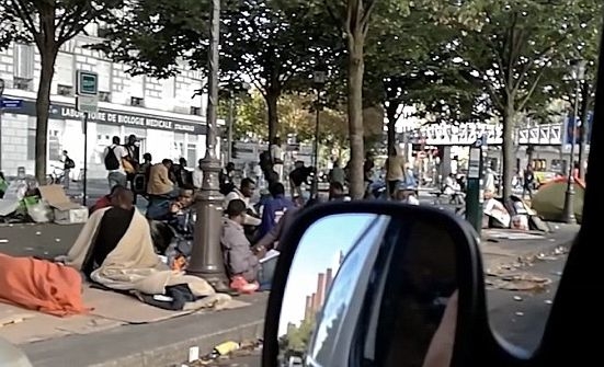 Бежанците превръщат Париж в огромно бунище (ШОКИРАЩО ВИДЕО)   
