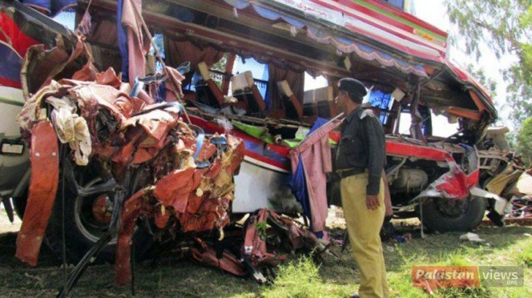 Касапница в Пакистан! Два автобуса се удариха челно (СНИМКА)