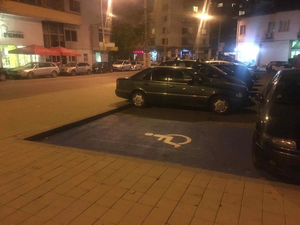 Недомислица: Помогнете на инвалида да паркира на определеното му място...