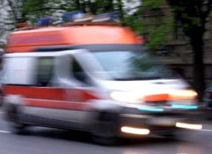 Линейки хвърчат към центъра на Бургас, жена крещи: Синът ми умира!